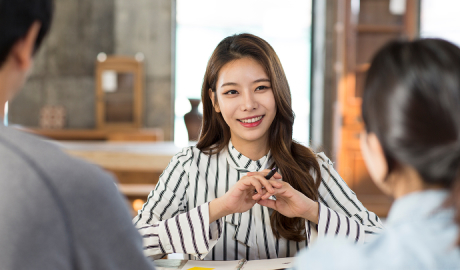 "필터 기능이 매우 세밀해서 원하는 조건을 빠르게 찾을 수 있고, 실시간 채팅을 통해 집주인과 직접 소통할 수 있고, 중개 수수료까지 절약할 수 있어요" 썸네일